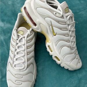 Nike Women’s Air Max Plus DV6987-100 Summit White/Celery Sail Women's Size 9